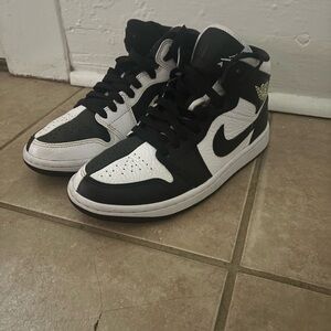 Jordan Black and White Sneakers High-Top Classic